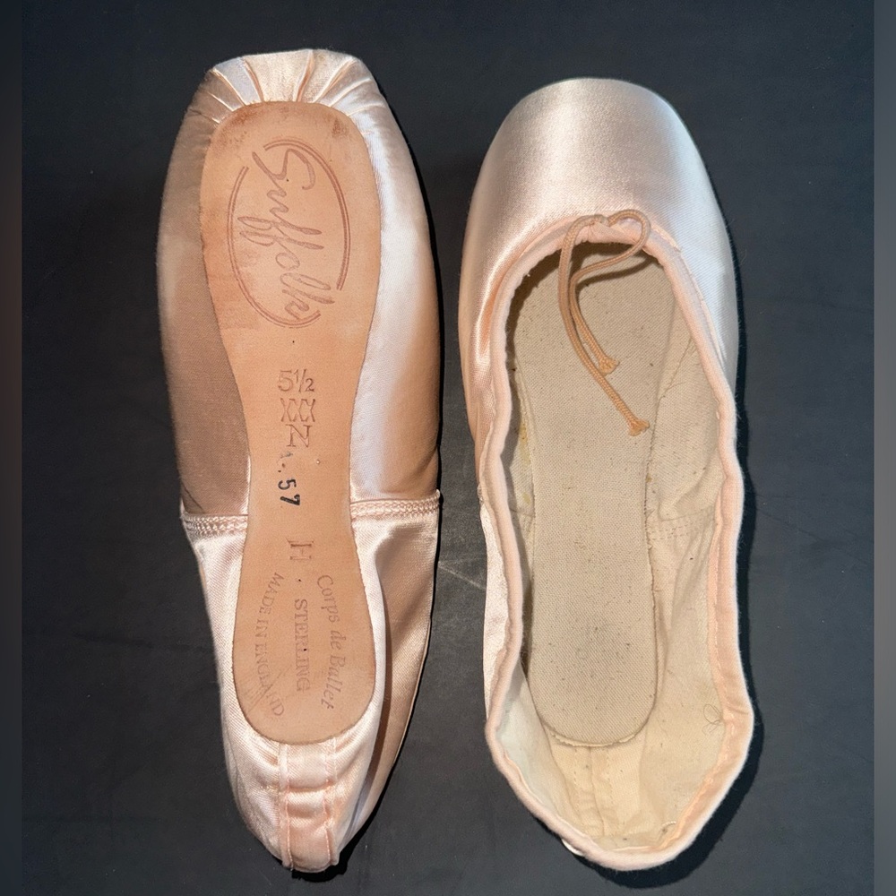 Brand New Suffolk Pointe Shoes
Corps De Ballet Sterling
5 1/2 xxx (N) (H)